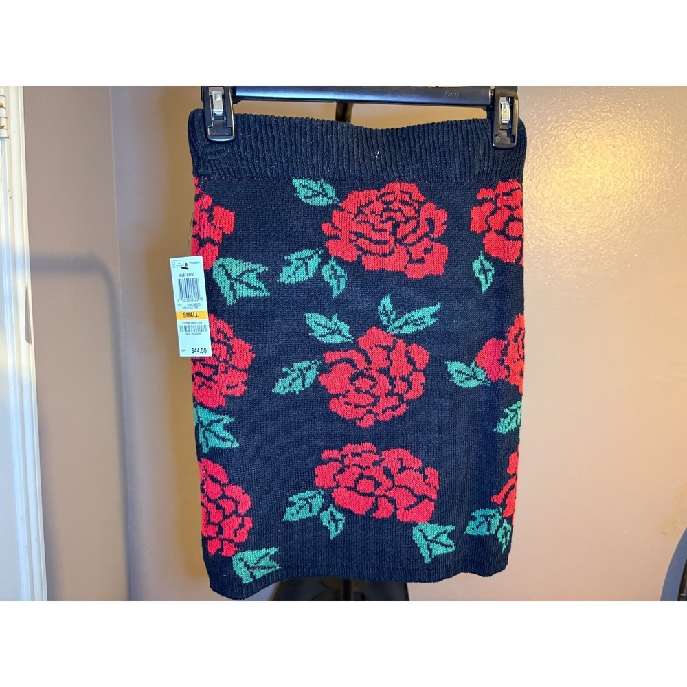Material Girl Black with Rose Knit Pin Skirt Women's‎ Sz S - NWT